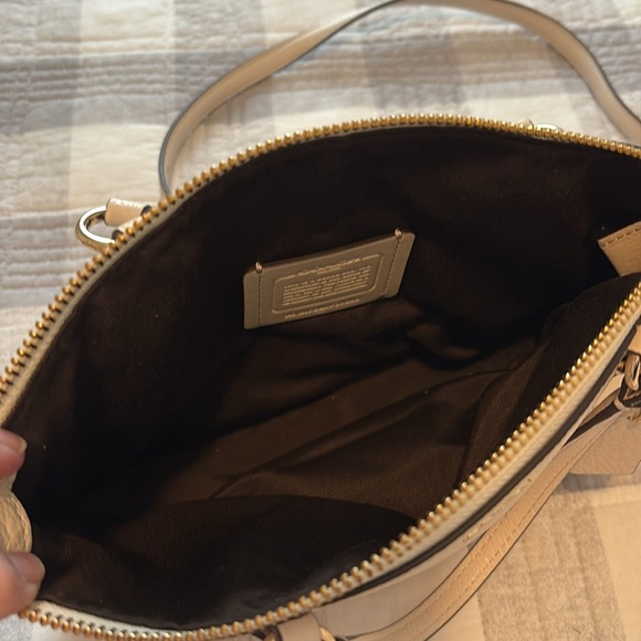 Coach off white pebble leather crossbody bag. In very good condition. - Picture 3 of 4